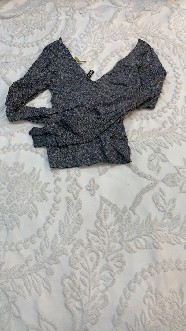 Top à col en v à manches longues