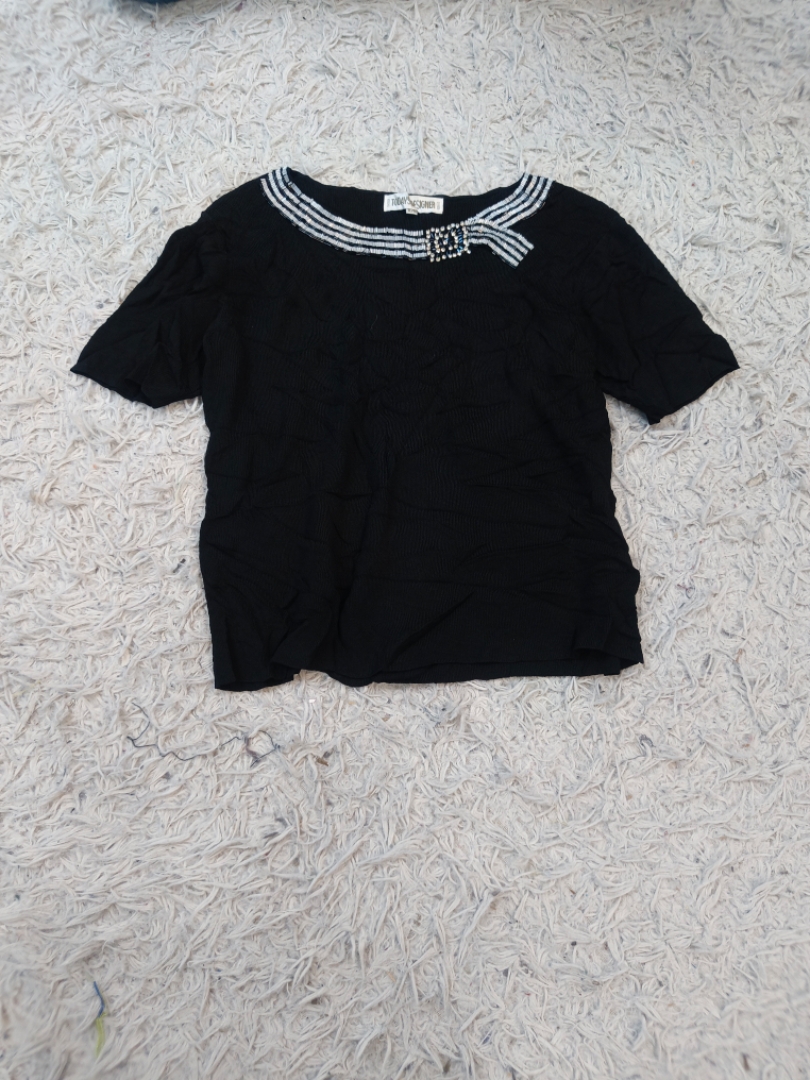 Top en tricot noir de créateur d'aujourd'hui avec ..