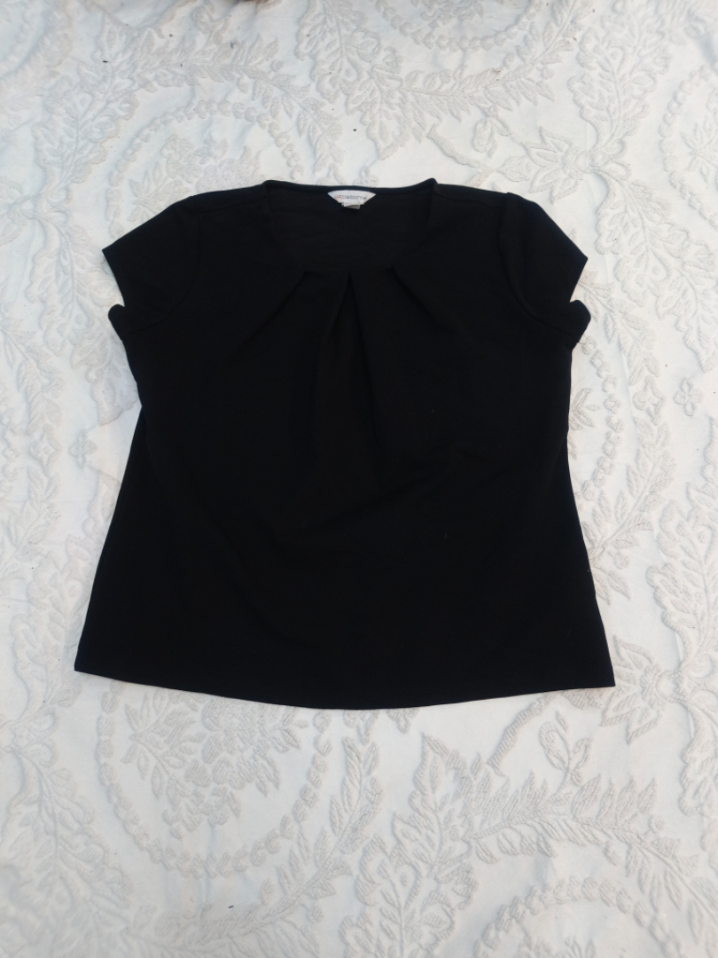 Camiseta negra de manga corta Liz Claibo..