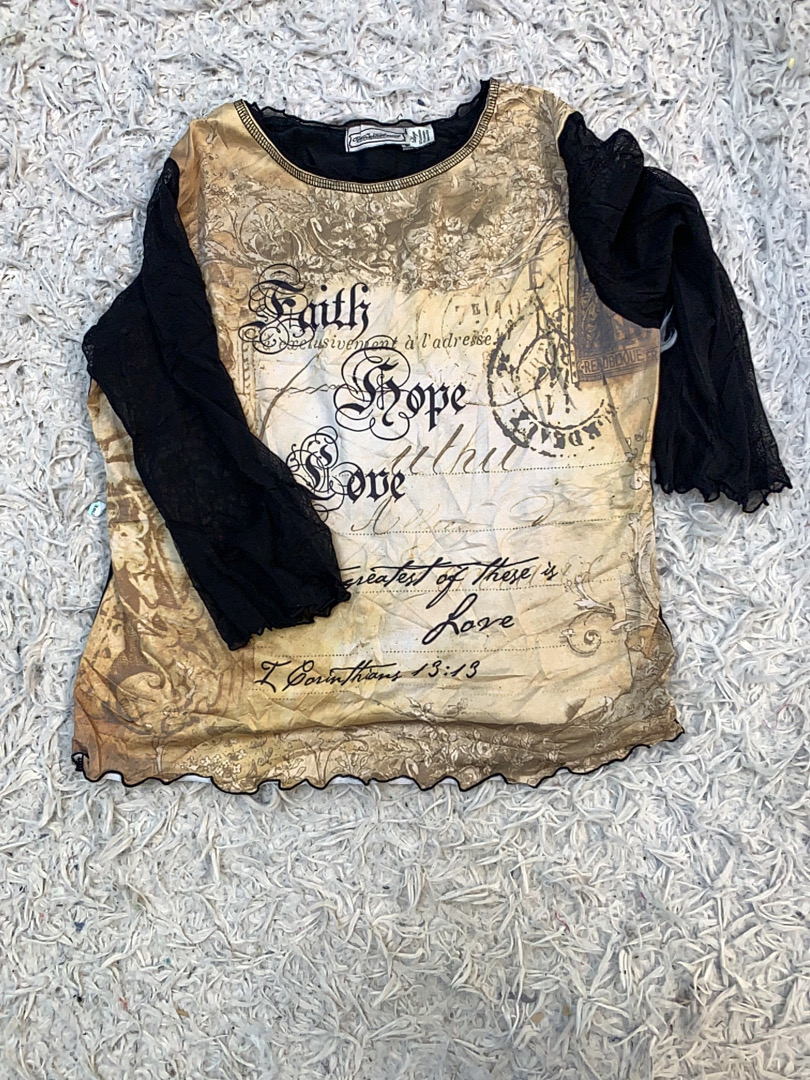 レーススリーブとヴィンテージプリントのブラウス