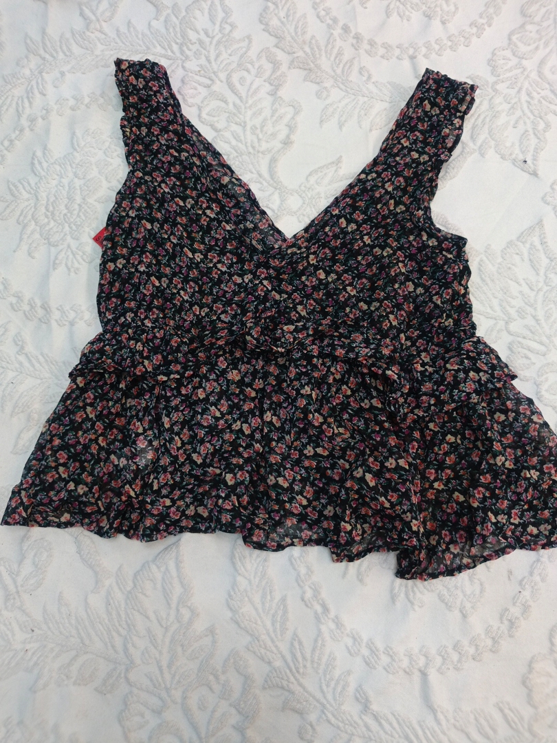 Top a volant floreale