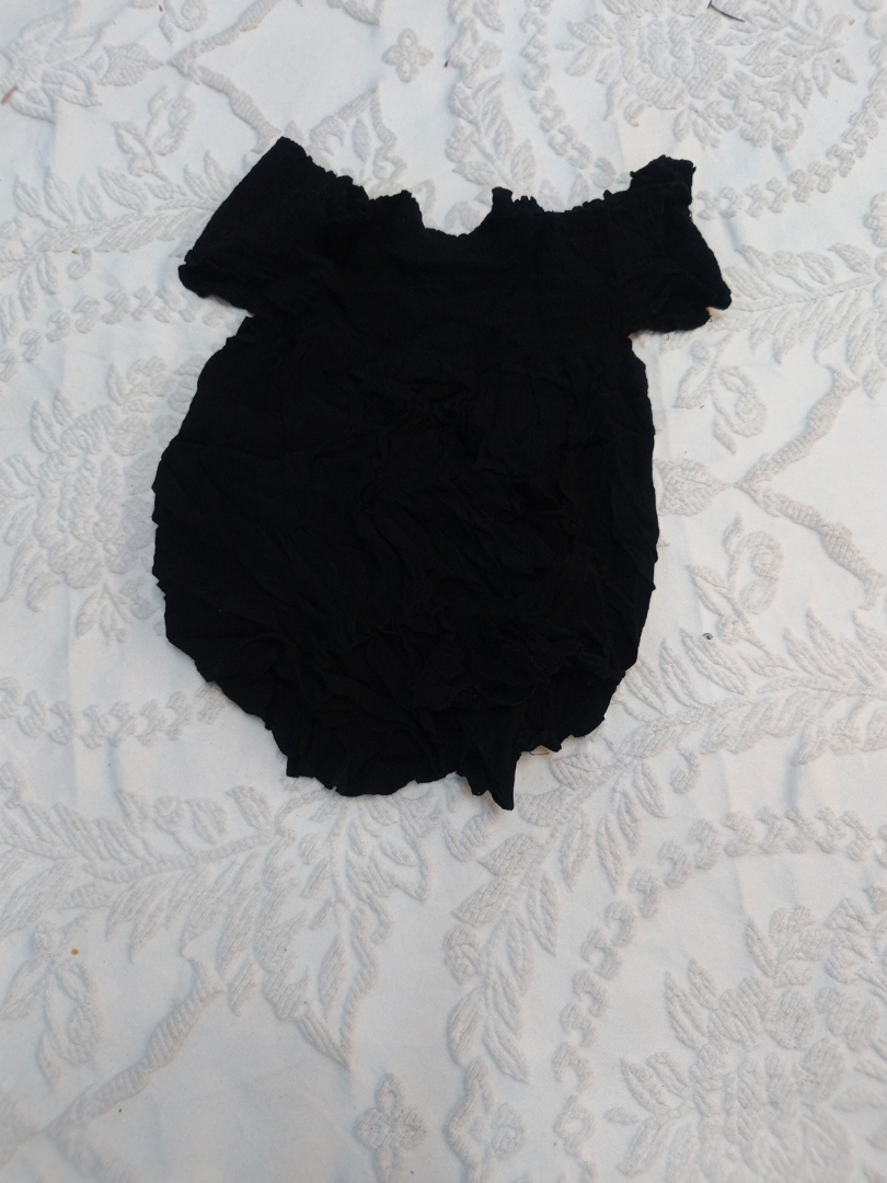 Combinaison noire à épaules dénudées