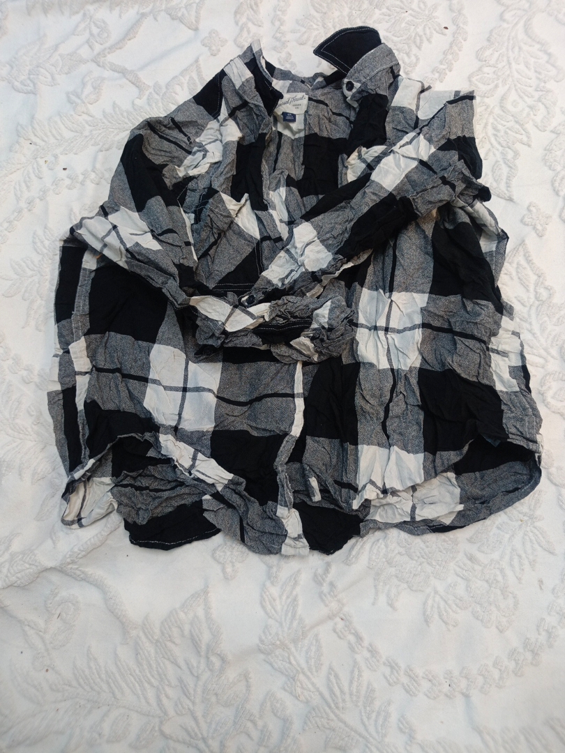 Universal Thread Black and White Plaid Flannel Shi..