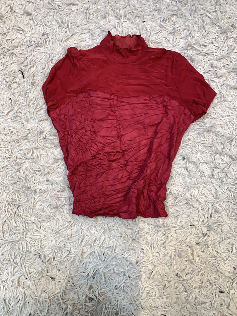 Top col roulé froncé rouge