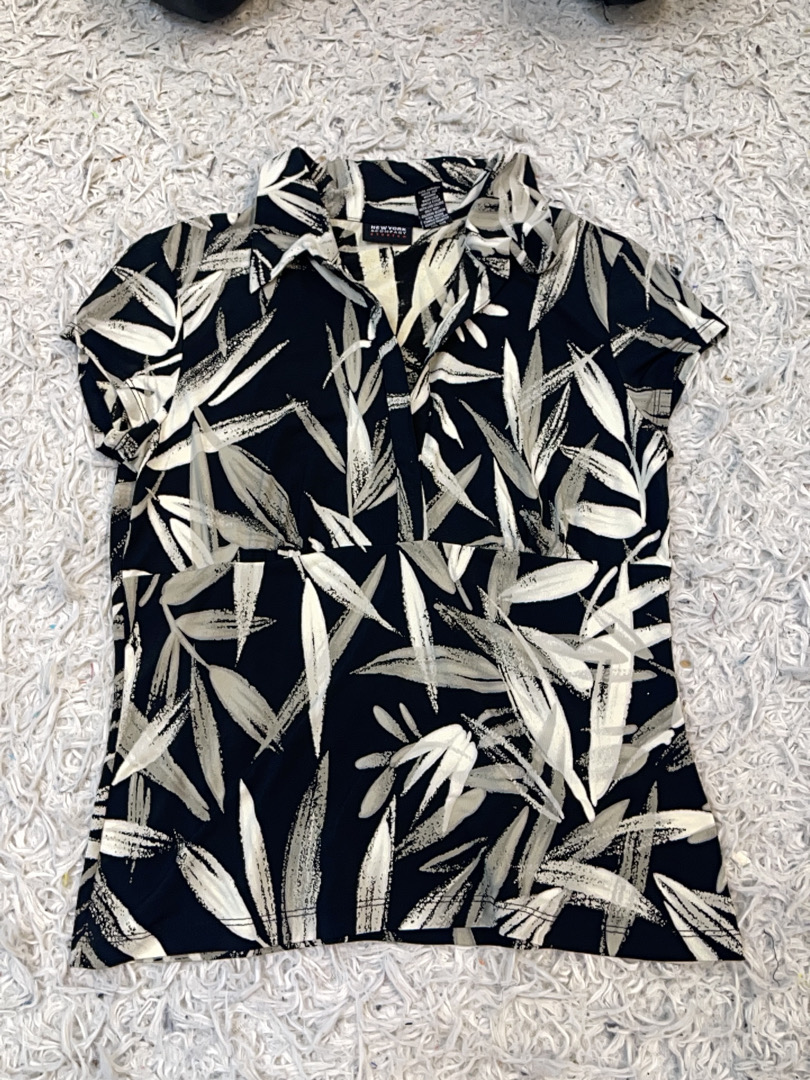 New York & Company Blusa a Stampa Foglia Stretch