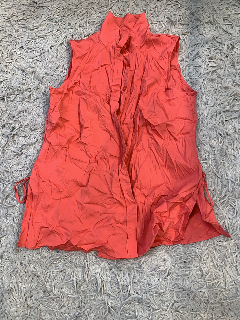 Blouse sans manches à boutons corail