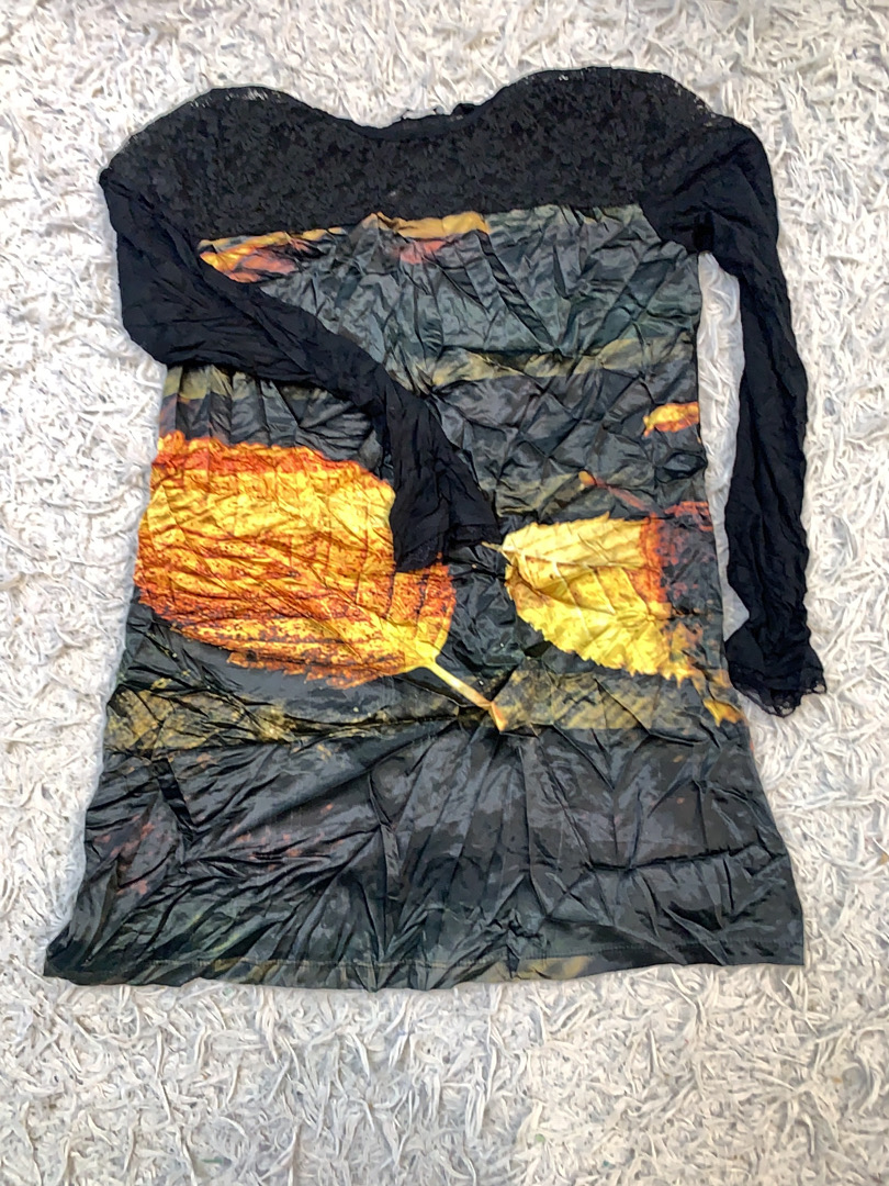 葉のプリント付き長袖トップ