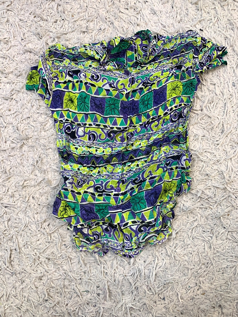 鮮やかな緑と紫のロンパー