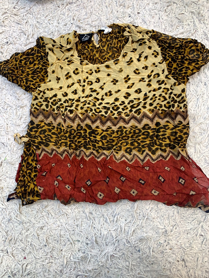 動物柄とトライバル模様のブラウス