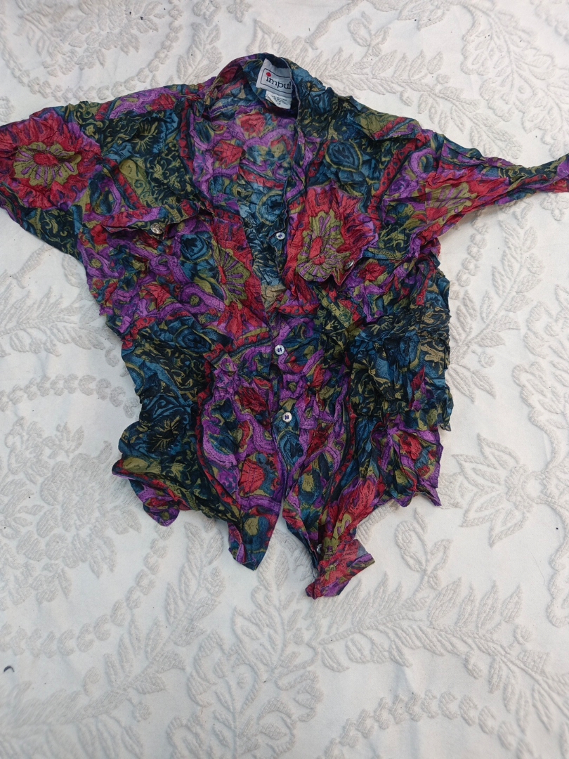 花柄のシルクブラウス