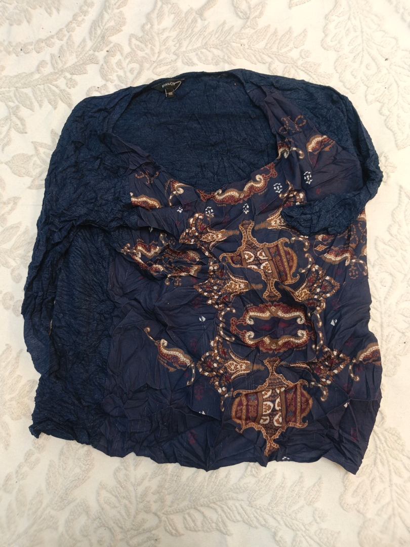 ペイズリーデザインのブラウス