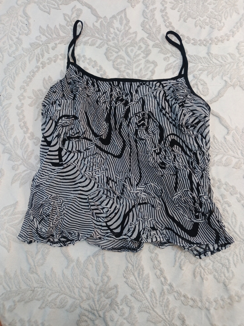 「女性用 ブラックとホワイトのフローラルキャミトップ」