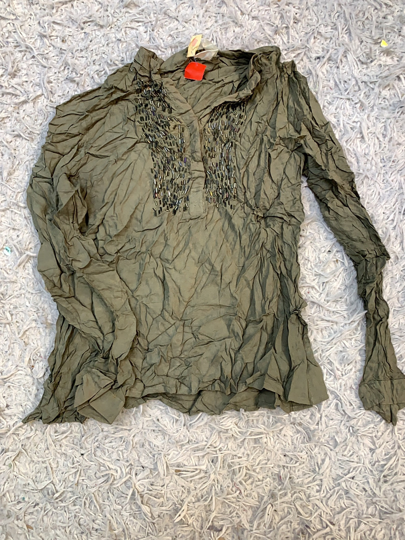 ビーズのディテール付きオリーブグリーンの長袖トップ