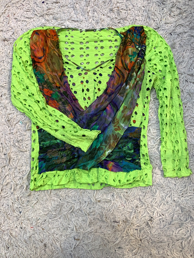 ライムグリーンのクロップトップにマルチカラーのスカーフディテール