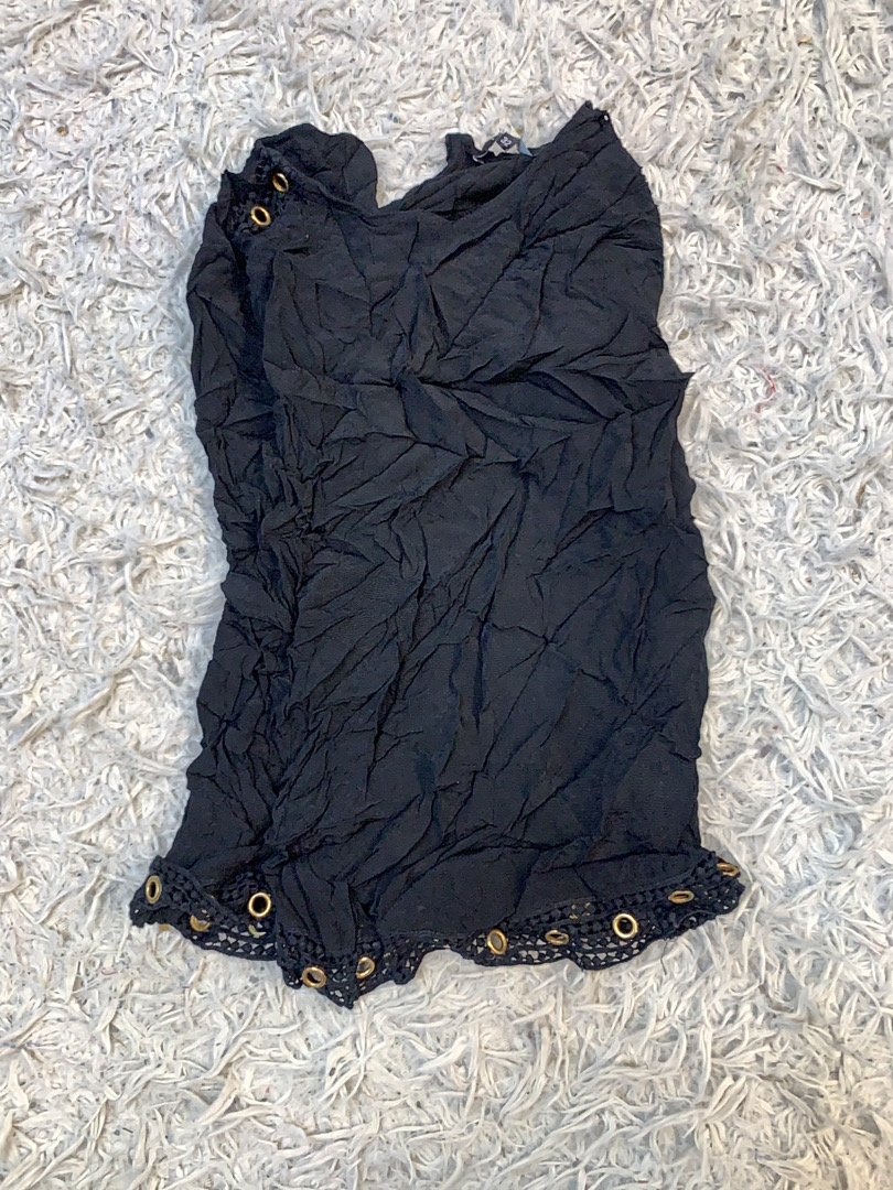 Débardeur noir avec œillets