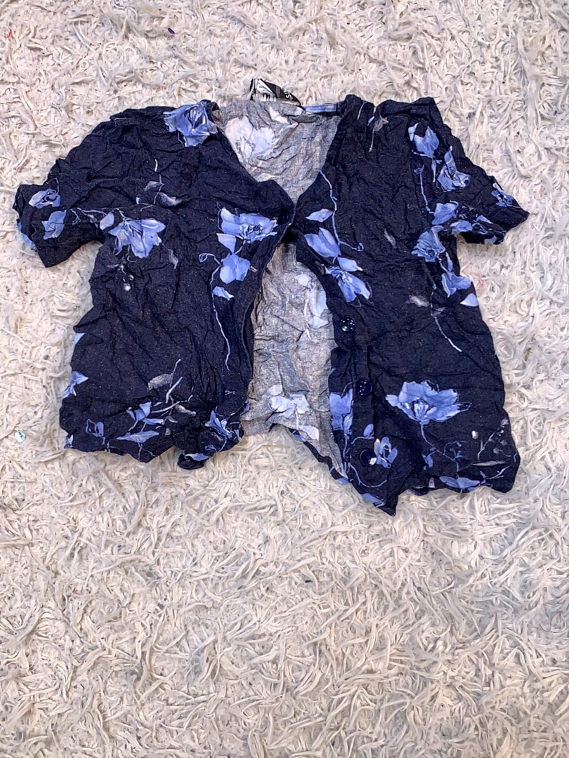 青い花柄のロンパース