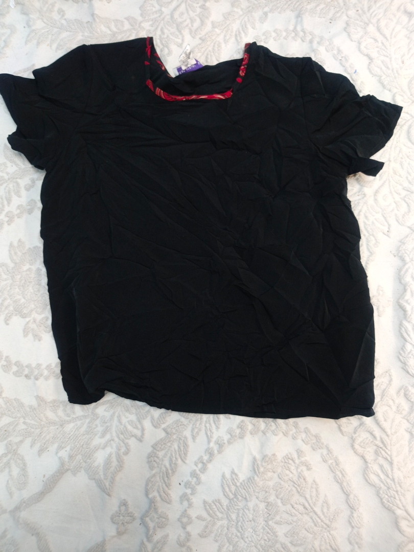 赤い裏地の黒いショートスリーブトップ