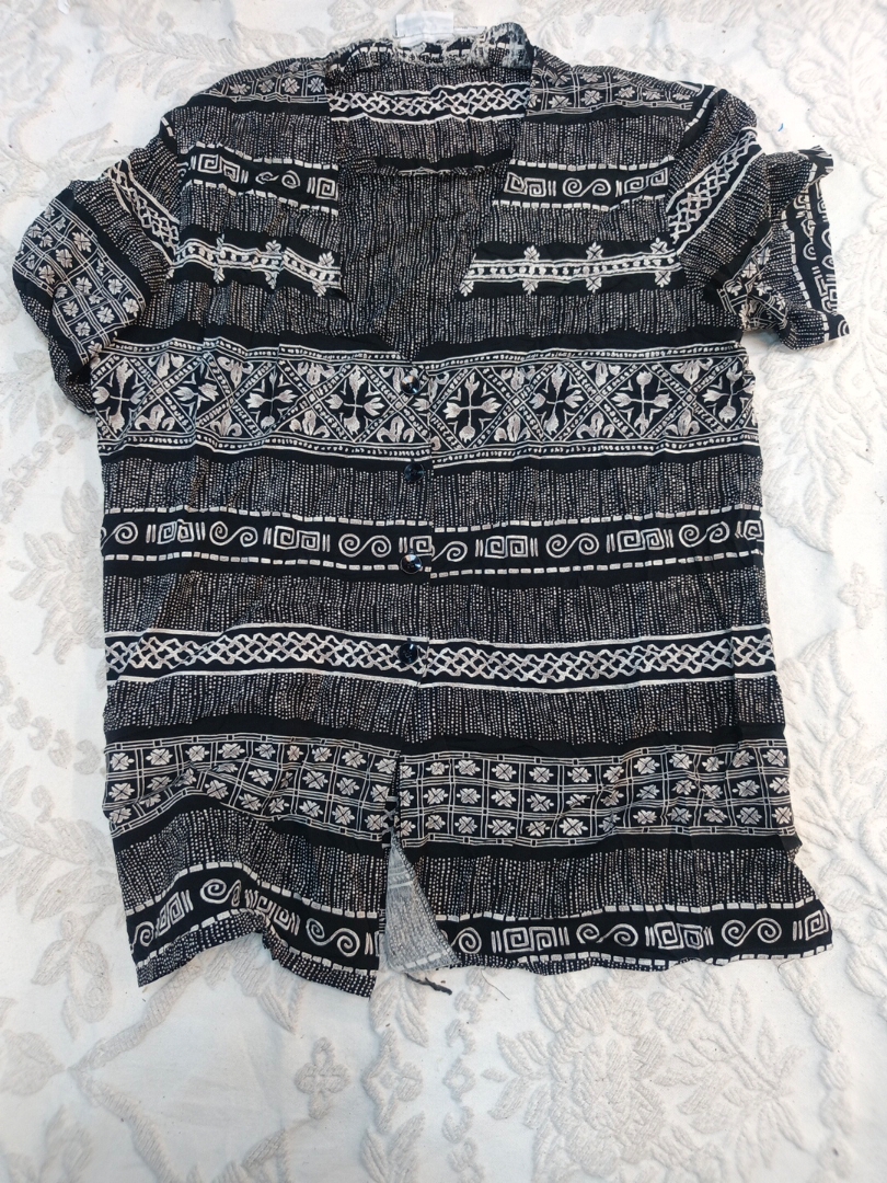 黒と白のパターンシャツ