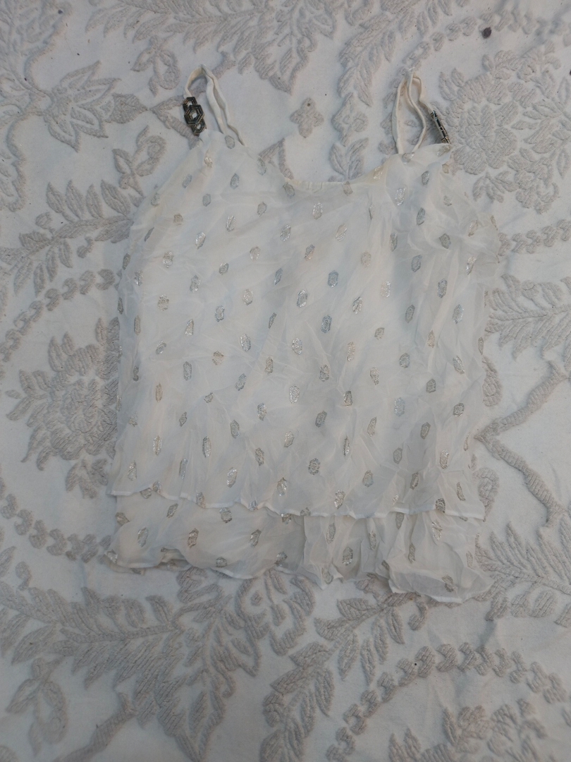 ホワイトとゴールドの水玉模様のトップ