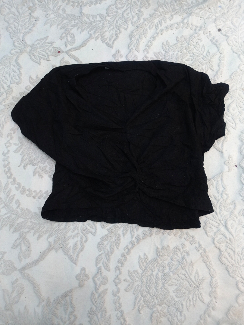 Schwarzes Oberteil mit schulterfreier Gestaltung