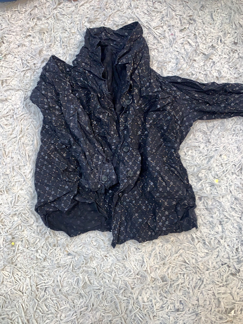 Blusa nera con macchie d'oro