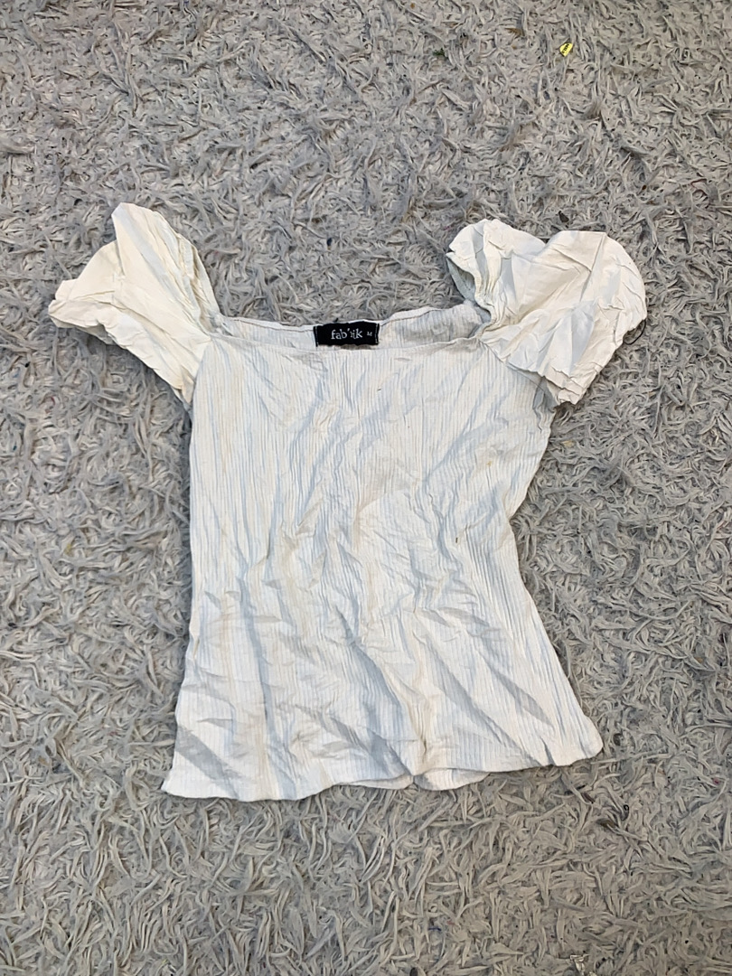 Blusa scollata sulla spalla