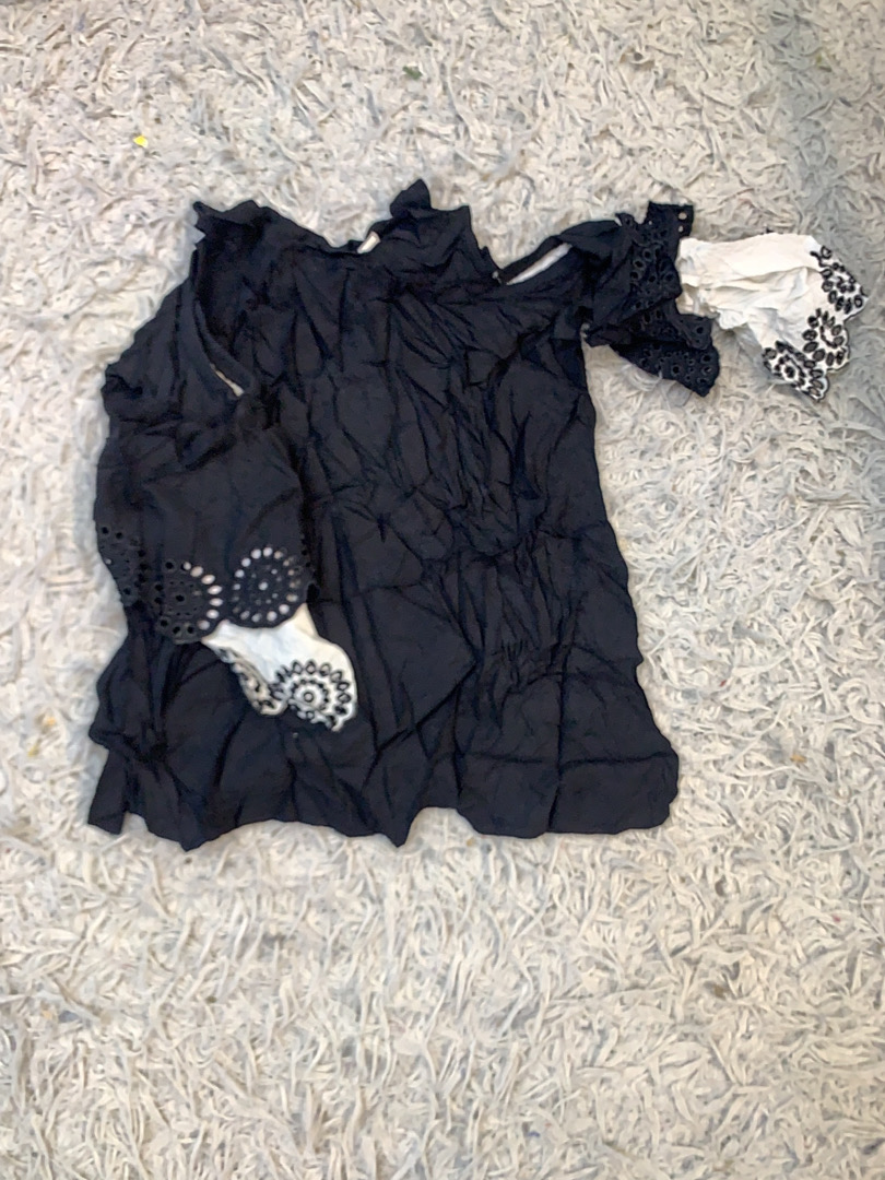 Blusa Preta com Detalhes Brancos