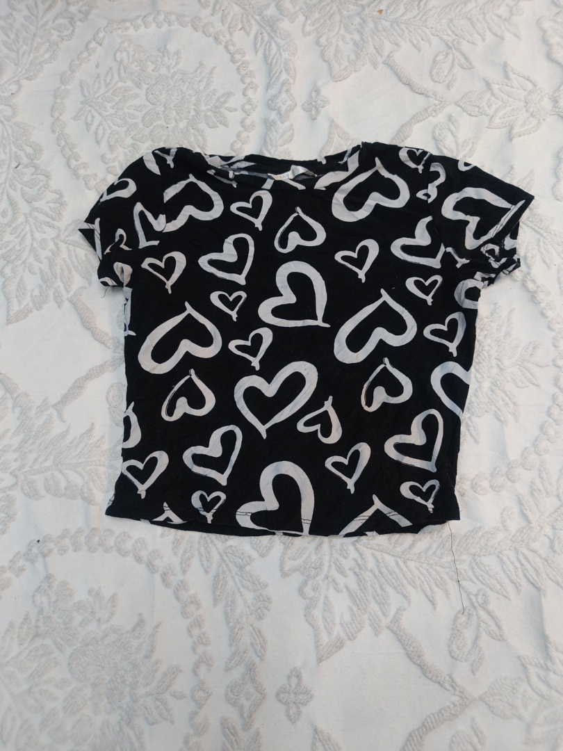 「ブラック＆ホワイトハートパターンTシャツ」