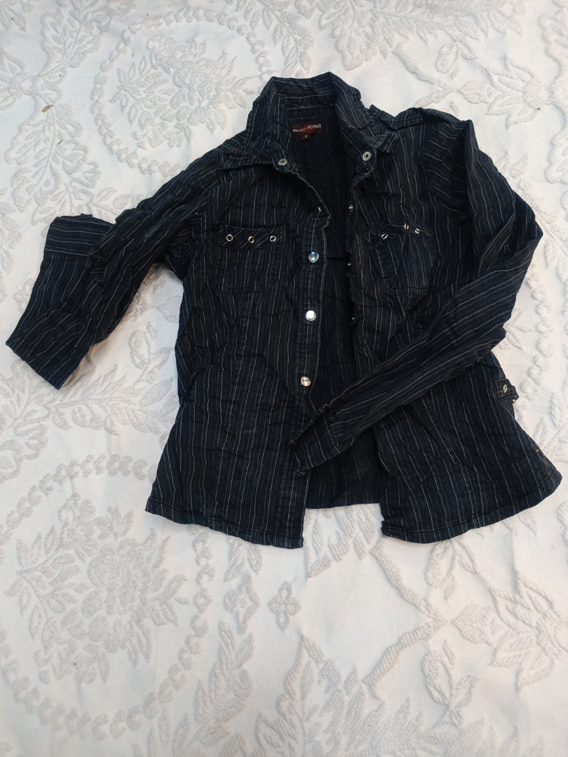 Chemise à boutons gris foncé à rayures pour membre..