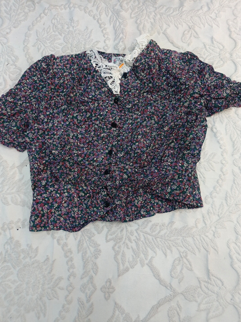 Blusa floreale con pizzo