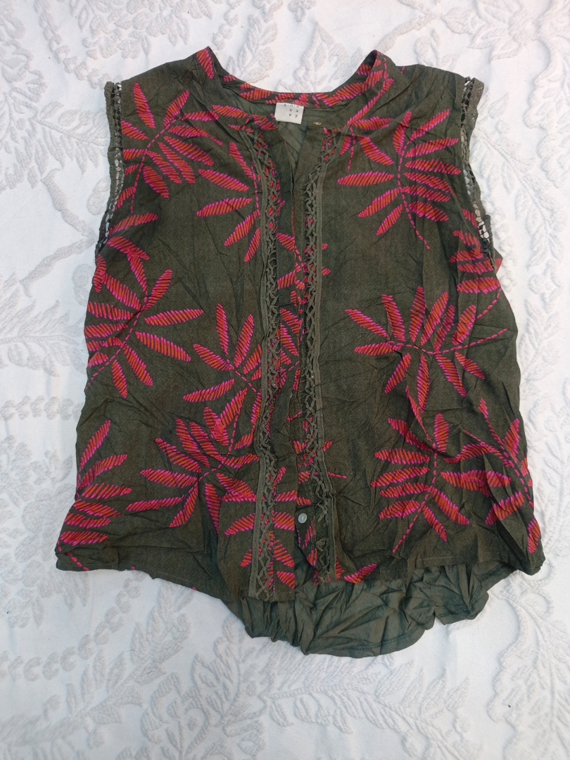 Top ricamato floreale verde oliva