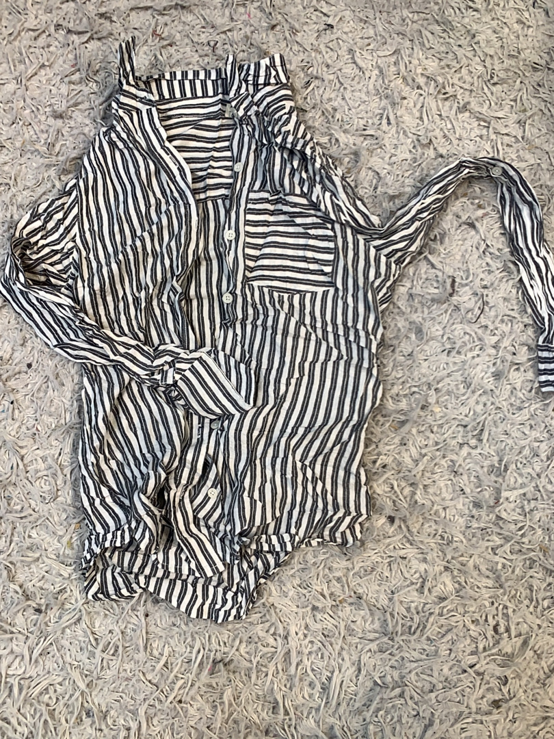 Blusa a righe con nodo frontale