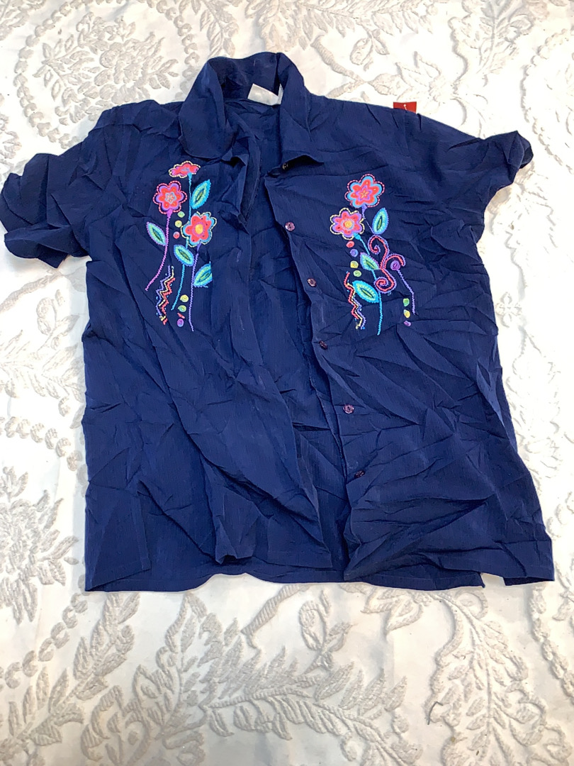 Camiseta de manga curta com bordado floral