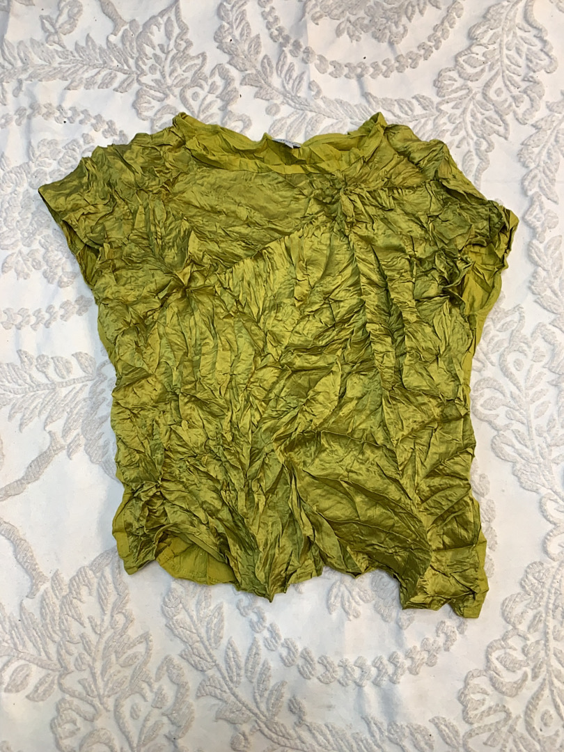 オリーブグリーンのトップ