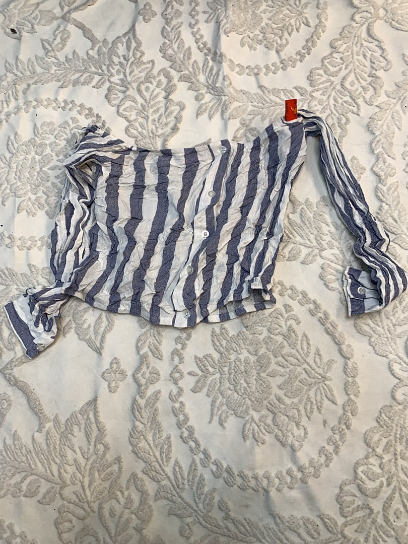 Top blu e bianco a righe off-the-shoulder