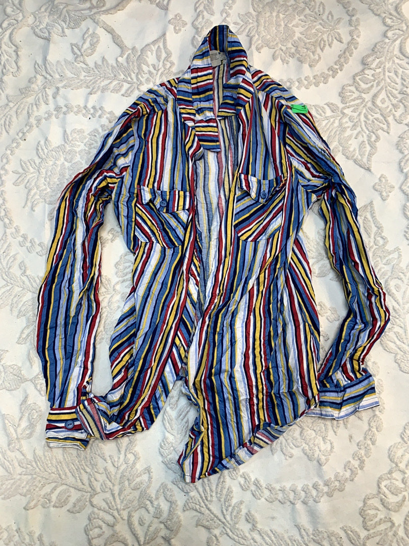 カラフルなストライプのシャツ