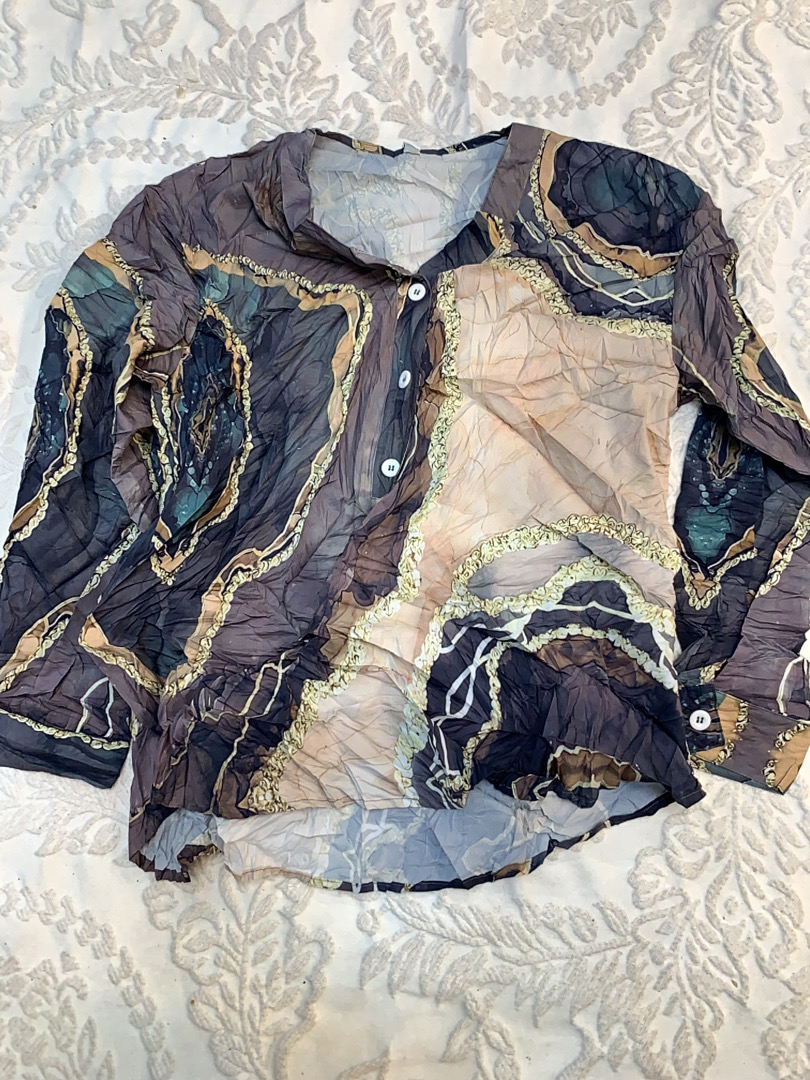 Blusa con motivo in marmo astratto