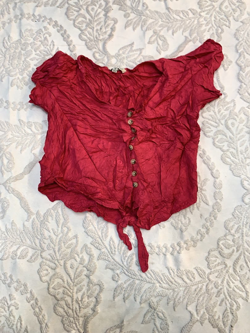 赤いブラウス