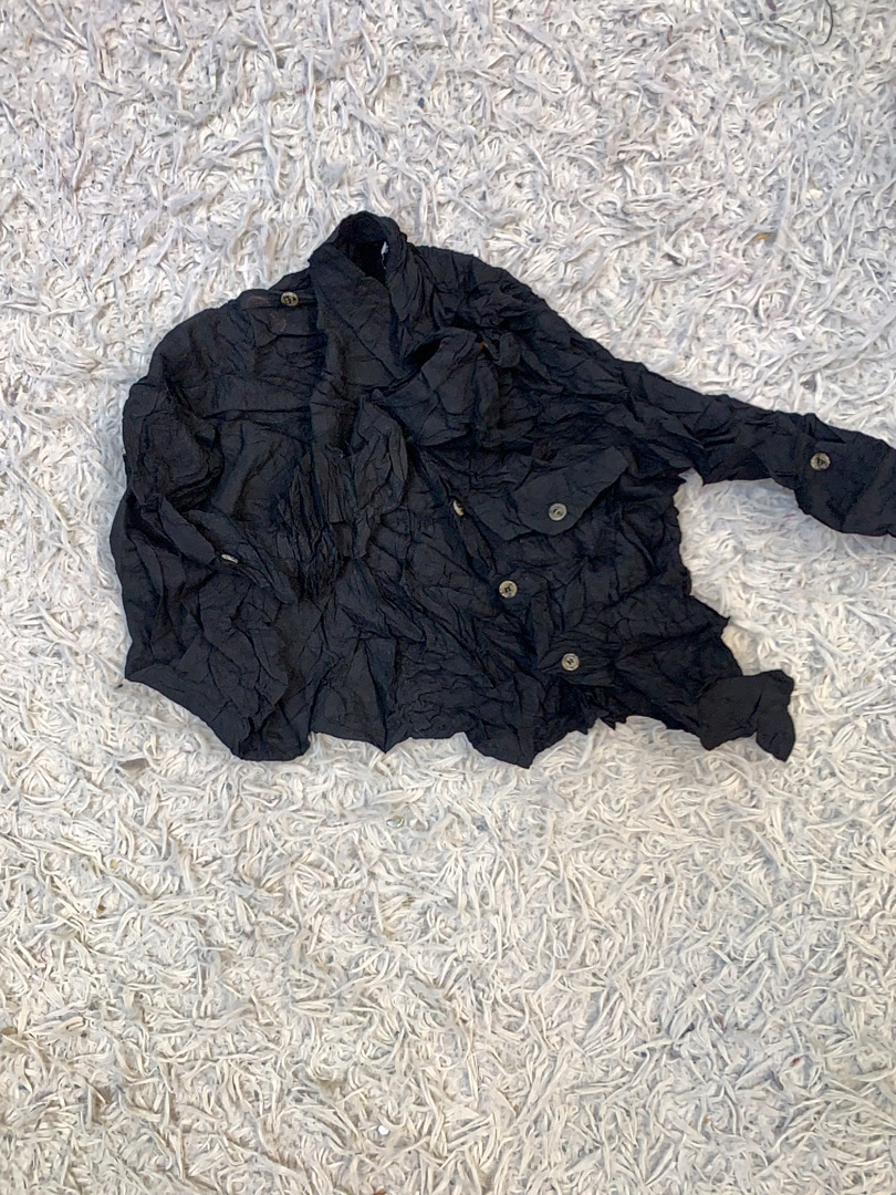 Giacca nera spiegazzata