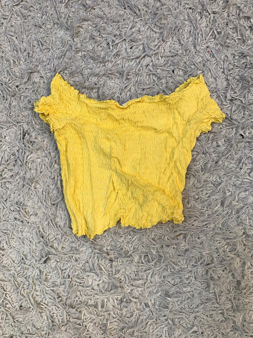 Top giallo off-shoulder