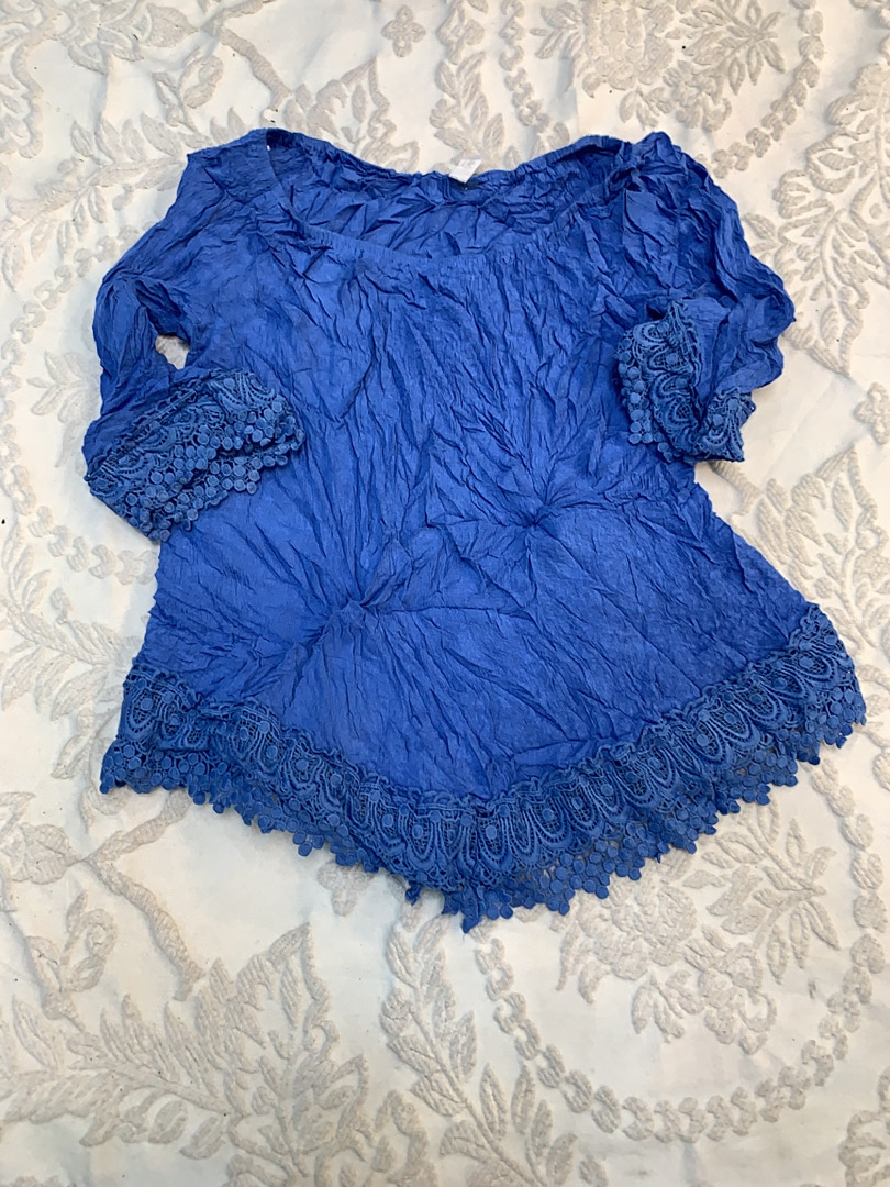 Top con fregio in pizzo blu