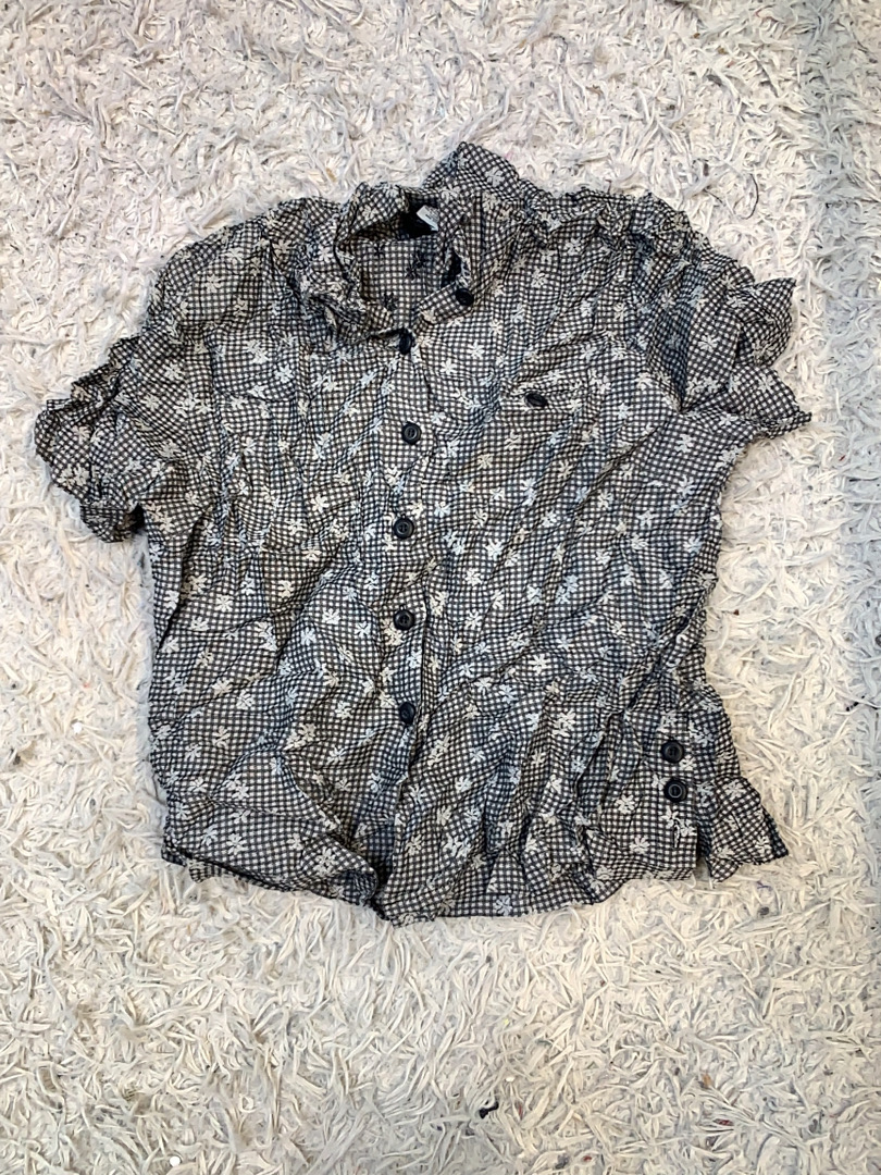 Blusa floreale bianca e nera