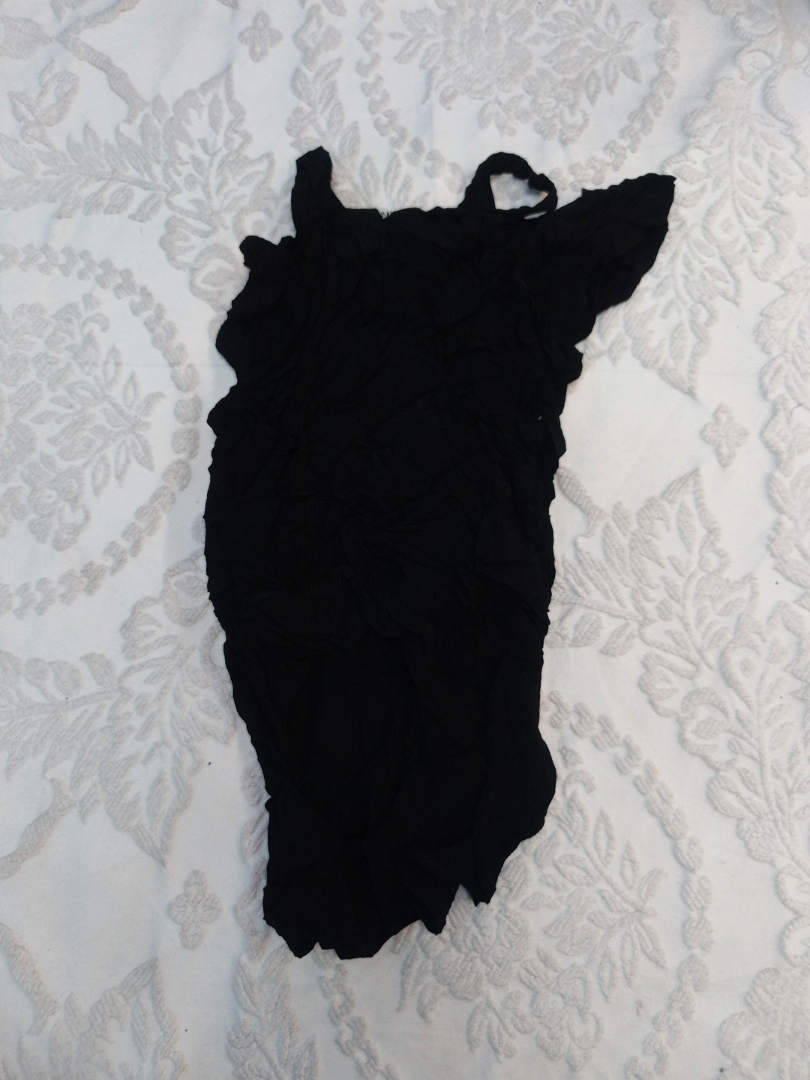 Camisola nera con volant da donna