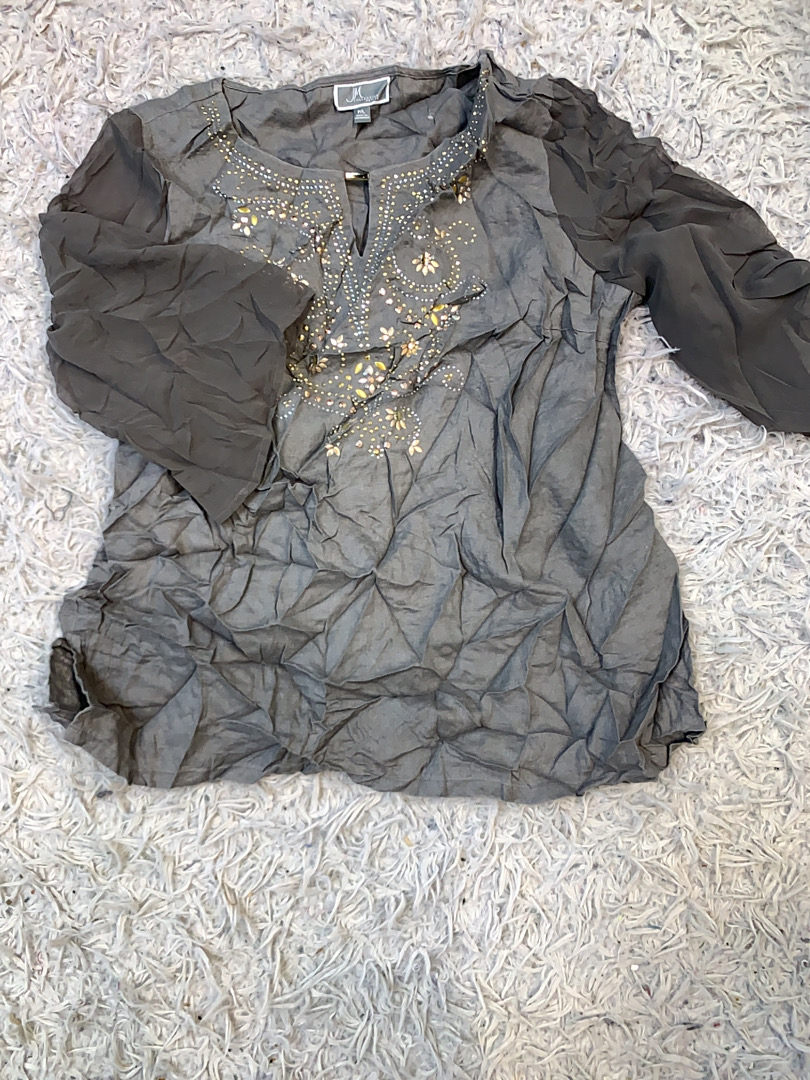 ビーズ装飾付きネックラインのブラウス