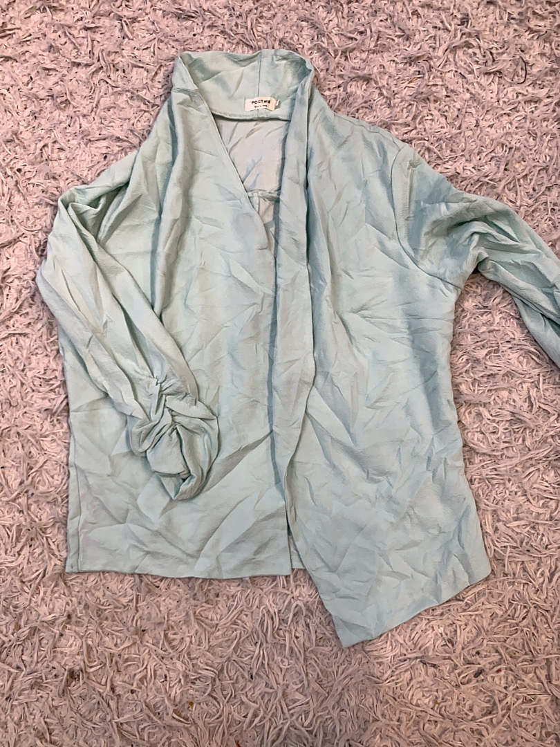 Hellblaues Langarmtop