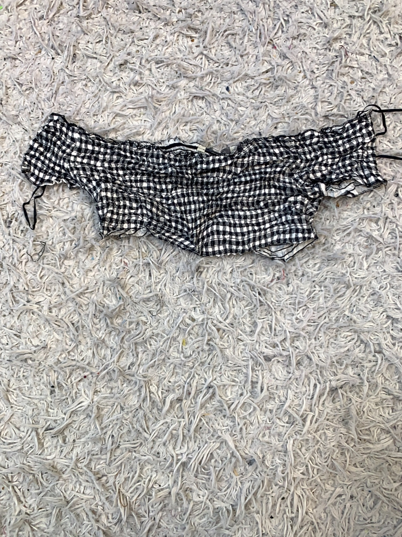 ブラックとホワイトのギンガムトップ