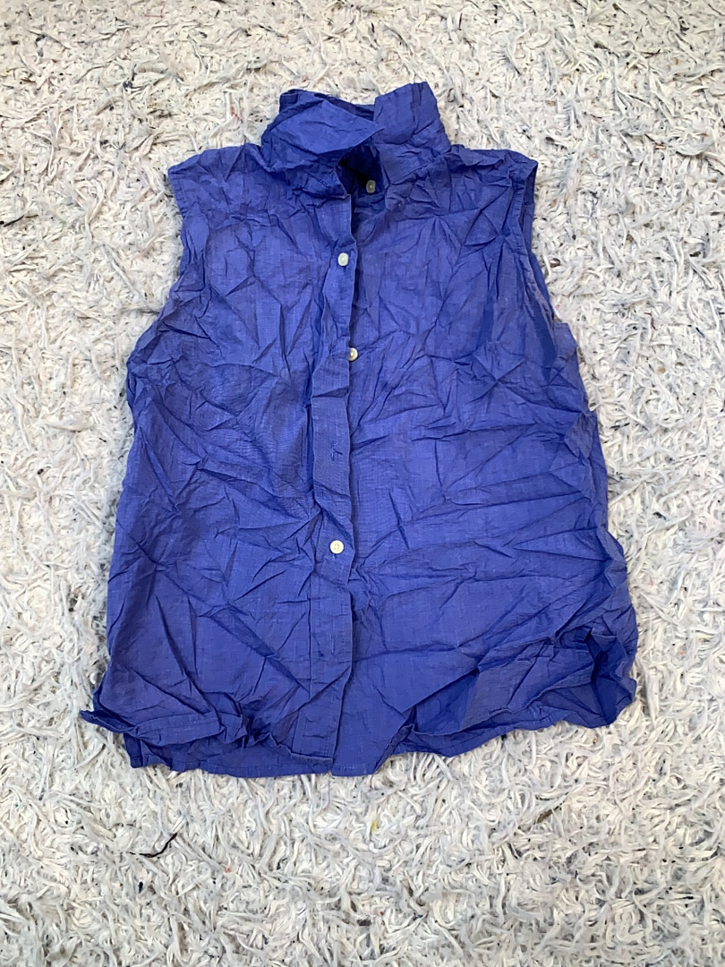 青いノースリーブのボタンダウンシャツ