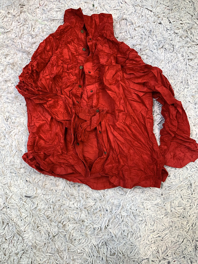 Rote Bluse mit langen Ärmeln