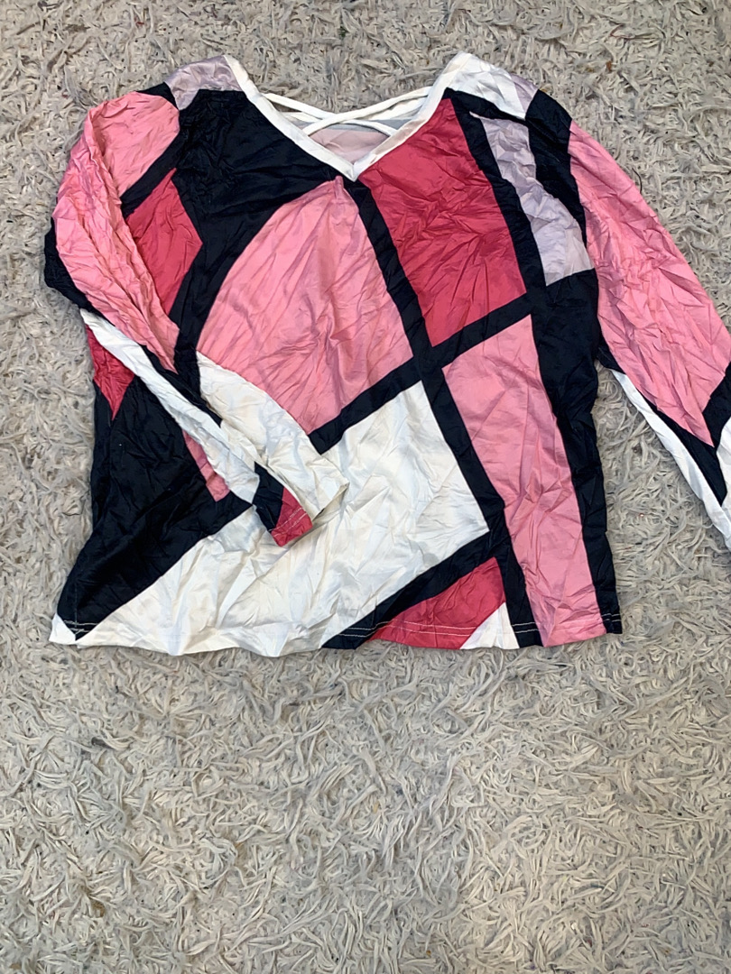 チェック柄の長袖トップ