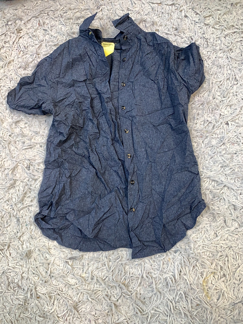 Chemise à manches courtes bleue avec boutons.